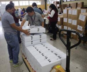 Unos tres mil custodios electorales recibieron capacitación para ayudar al ciudadano a usar el escáner tras ejercer el sufragio.