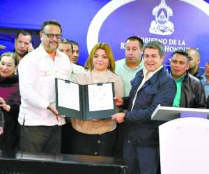 El presidente Juan Orlando Hernández estuvo presente en el anuncio de la firma del acuerdo con el sector magisterial que les da un aumento salarial de 2,000 lempiras en año y medio.