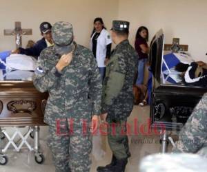 Compañeros se mostraron dolidos por la muerte de los agentes.