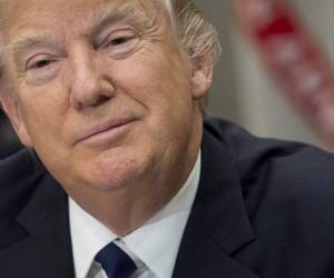 US President-elect Joe Biden (R) and Vice President-elect Kamala Harris (2nd L) react as confetti falls, with Jill Biden (R) and Douglas Emhoff, after delivering remarks in Wilmington, Delaware, on November 7, 2020, after being declared the winners of the presidential election. (Photo by Jim WATSON / AFP)