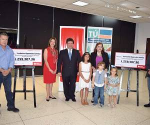 Ana Kafie, presidenta de Operación Sonrisa con Guillermo Bueso presidente ejecutivo de Banco Atlántida en la entrega del donativo.