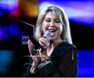 Olivia Newton-John durante su actuación en el Festival Internacional de la Canción de Viña del Mar en la Quinta Vergara en Viña del Mar, Chile en una fotografía de archivo del 23 de febrero de 2017.