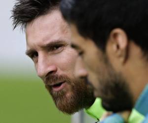 El argentino Lionel Messi charla con su compañero Luis Suárez (Foto: Agencia AP)