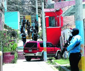 Cada día, los miembros de la Policía Nacional arriesgan su vida mientras ejecutan diversos operativos para combatir la criminalidad y llevar seguridad a barrios y colonias de la ciudad capital. El 17% de policías en el Distrito Central son mujeres y el 83% son hombres, según los datos de la Secretaría de Seguridad revisados por este rotativo.