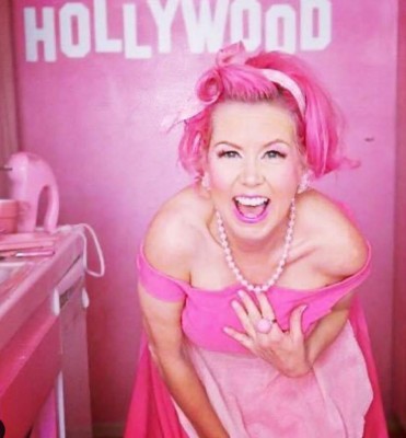 Kitten Kay Sera, la mujer que se casó con el color rosa tras 37 años de relación