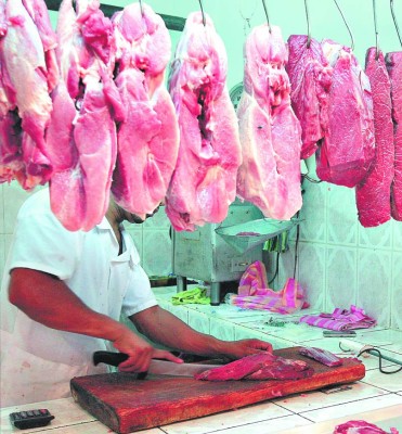 Ingerir carne con anabólicos también es dañino