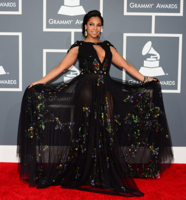 Mucha piel y atractivo sexual en alfombra de los Grammy