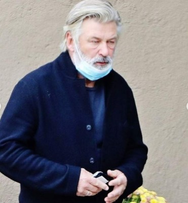 Alec Baldwin se reúne con el hijo y el esposo de la fotógrafa que falleció en el set (FOTOS)