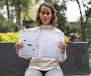 En esta imagen del 19 de enero de 2020, Biani López-Antúnez muestra una copia de la carta que escribió detallando las agresiones sexuales que sufrieron ella y otras niñas a manos de un sacerdote de los Legionarios de Cristo, en un parque de Ciudad de México. (AP Foto/Christian Palma)