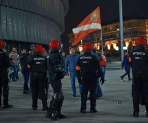 Según las autoridades de Bilbao, la violencia de aficionados no incidió en la muerte de agente en el juego por la Europa League. (Foto: AFP/ El Heraldo Honduras/ Noticias Honduras hoy)
