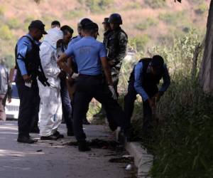 En una acera cubierta de maleza de una calle ubicada detrás del Instituto Luis Bográn encontraron el cadáver de Iván Mejía Montoya, al que trataron de incinerar.