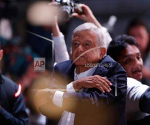 'Es un gobierno de la gente; se va a escuchar y a atender a todos y se le va a dar preferencia a la gente pobre', dijo Obrador durante su discurso del domingo.