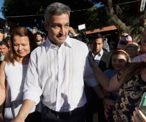 Mario Abdo Benítez mientras saludaba a sus seguidores. Foto: AFP/El Heraldo Honduras.