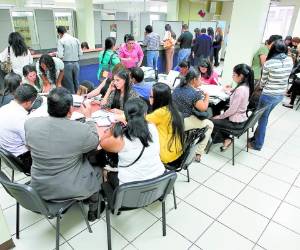 Los profesionales del derecho y los aún esposos colman la sede del Juzgado de Familia para finiquitar el vínculo legal que unía a la pareja.