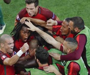De manera efusiva celebraron el triunfo los jugadores lusos, quienes disputarán por segunda ocasión consecutiva semifinales de una Eurocopa, foto: AP.