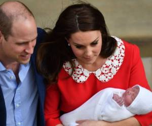 William junto a Kate Middleton al momento de salir del hospital con su bebé. (AFP)
