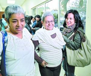 Gladys Lanza (centro) al salir de la audiencia en el Tribunal.