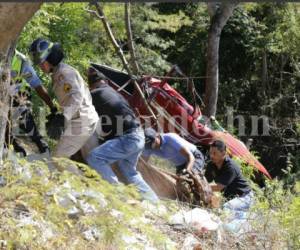 Dos personas más perdieron la vida la madrugada de este miércoles en cuesta La Moramulca, al sur de Honduras, solo tres días después de otra tragedia vial que cobró la vida de 24 personas. Fotos: Estalin Irías/ EL HERALDO