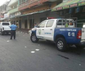 El hombre quedó con la puerta abierta de su vehículo. El crimen se registró en el barrio Medina de San Pedro Sula, norte de Honduras. Fotos: Redes sociales.