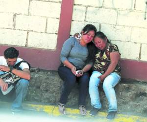 Doña Santos Gómez, madre del menor, es consolada por una amiga en las afueras de Medicina Forense.