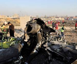 Fotos de archivo en la escena donde un avión ucraniano se estrelló en Shahedshahr al suroeste de la capital, Teherán, Irán. Dos funcionarios estadounidenses dijeron el jueves que era 'muy probable' que un misil antiaéreo iraní derribara un avión ucraniano el martes por la noche y matara a las 176 personas a bordo. El presidente Donald Trump sugiere que cree que Irán fue el responsable. (Foto AP / Ebrahim Noroozi)