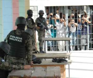 Miembros de la Policía Militar y del Orden Público (PMOP) vigilan a los miembros de la pandillas 18. Foto: Archivo. Grupo Opsa.