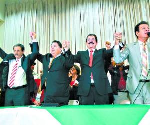 Mauricio Villeda, Guillermo Valle, Manuel Zelaya y Salvador Nasralla. (Foto: Johny Magallanes).