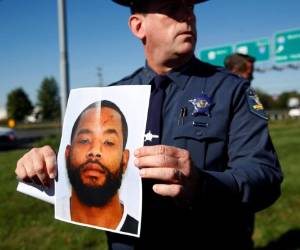Sheriff Jeffrey Gahler del condado de Harford muestra una foto de Radee Labeeb Prince, el sospechoso en un tiroteo en un parque empresarial en el área de Edgewood del condado de Harford. Foto: Agencia AP.