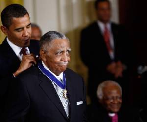 Washington, Distrito de Columbia: (ARCHIVOS) En esta foto de archivo, el presidente estadounidense Barack Obama presenta la Medalla de la Libertad al reverendo Joseph E. Lowery durante una ceremonia en la Casa Blanca el 12 de agosto de 2009 en Washington, DC. El líder de los derechos civiles de Estados Unidos, el reverendo Joseph Lowery, que solía hacer campaña con Martin Luther King, murió el viernes a los 98 años, informaron los medios. / AFP / GETTY IMAGES NORTEAMÉRICA / WIN MCNAMEE