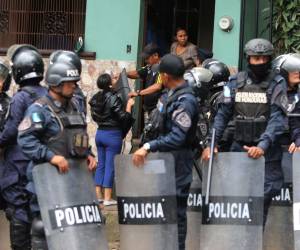 Los vecinos optaron por sacar sus pertenencias de manera pacífica antes de enfrentarse a las fuerzas policiales que llegaron a sus casas