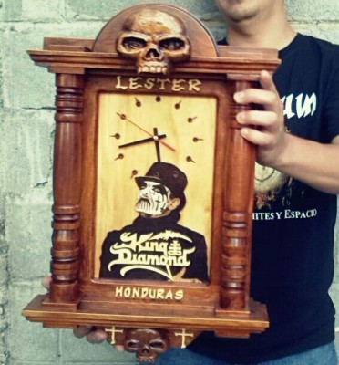 Artesanos de la madera con corazón de metal