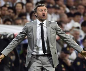 Luis Enrique se mostró complacido con el triunfo ante Real Madrid que les permite seguir en la competencia por la Liga de España, foto: AFP.