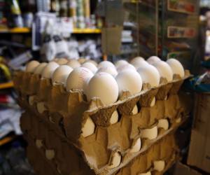 El presidente de la Feria del Agricultor, Jimmy Ponce, confirma que para comprar un cartón de huevos hay que esperar hasta una hora.