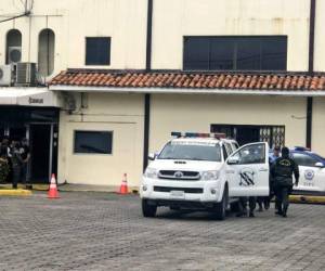 Oficiales de las Fuerzas Armadas de la unidad antibombas se apersonaron al establecimiento. (Foto: RedInformativaH/ El Heraldo Honduras/ Noticias Honduras hoy)