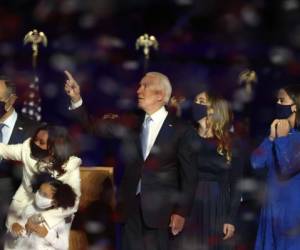 El presidente electo Joe Biden y su familia ven los fuegos artificiales desde el escenario después del discurso de Biden a la nación desde el Chase Center el 7 de noviembre de 2020 en Wilmington, Delaware. Fotos: AFP