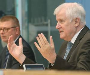 El ministro del Interior alemán, Horst Seehofer y el presidente alemán de la Oficina Federal para la Protección de la Constitución, Thomas Haldenwang, presentan un informe sobre el extremismo de extrema derecha en la fuerza policial durante una conferencia de prensa en Berlín. Foto: AFP