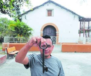 Luis Cerna muestra la llave con la que se abre la puerta del templo. (Foto: Johny Magallanes/ El Heraldo Honduras/ Noticias Honduras hoy)