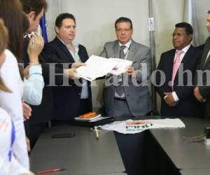 Alianza solicita al TSE inscripción de Salvador Nasralla como candidato presidencial. Fotos: Jimmy Argueta/ EL HERALDO. ...