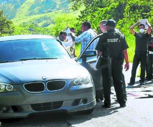 El cuerpo de la víctima fue hallado dentro del baúl del BMW. Las autoridades ingresaron el cadáver a la morgue como desconocido.