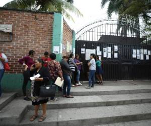 Los padres de familia comienzan a llegar a granel a los 2,139 centros gubernamentales para matricular a sus hijos, su esperanza es que aprendan y se conviertan en jóvenes de bien para la sociedad.