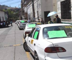 Con rótulos en sus ventanas, los transportistas se dirigieron desde la UNAH hasta las instalaciones del IHTT. Foto: Johny Magallanes/ EL HERALDO.