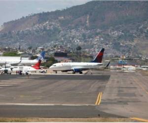 El aeropuerto de Tegucigalpa y el de San Pedro Sula serán habilitados para cumplir con los vuelos internacionales programados durante la vigencia de esta medida. Foto: EL HERALDO