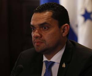 “Todo Honduras lo está diciendo en los 18 departamentos del país que quien gobierna es Mel Zelaya”, escribió Zambrano tras conocer las declaraciones de Zelaya Rosales.