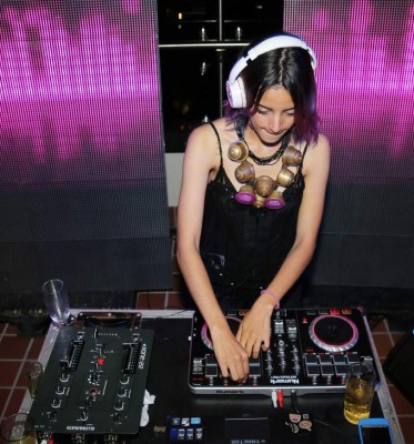 Disfrutan una noche con sabor a moda, arte y café