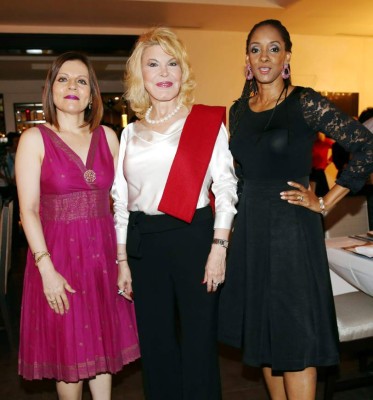 Cena diplomática con aires benéficos