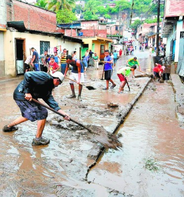 Rescatan a joven soterrado por deslizamiento en la capital
