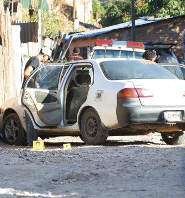 Acribillan a taxista