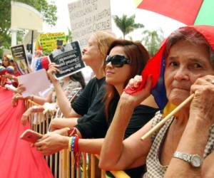 'Esto son actos de solidaridad con la lucha que están dando los venezolanos allá en Venezuela', dijo en la concentración en Miami el opositor Carlos Vecchio (Foto: AFP/ El Heraldo Honduras/ Noticias de Honduras)