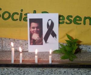 Con velas, flores y una fotografía de Luis Perdomo los estudiantes recordaron su memoria.