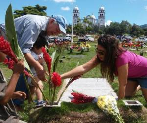Capitalinos acuden a los camposantos para hacer memoria de sus fallecidos. (Fotos: Johny Magallanes)